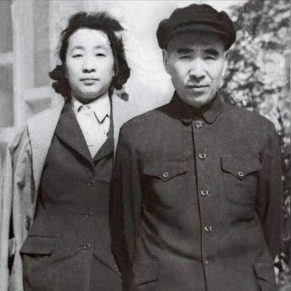 (碾碎他们是哪个英雄)碾碎它们无敌版：利用超级武器消灭敌人，打造无敌军队